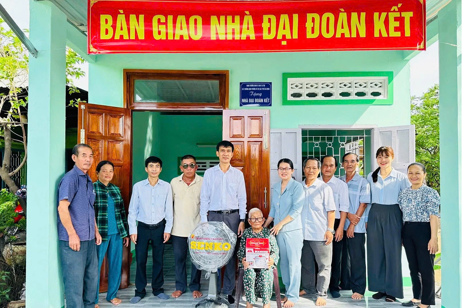 Lãnh đạo Ủy ban MTTQ Việt Nam phường Đô Vinh và chính quyền địa phương bàn giao nhà Đại đoàn kết cho bà Đời. 
