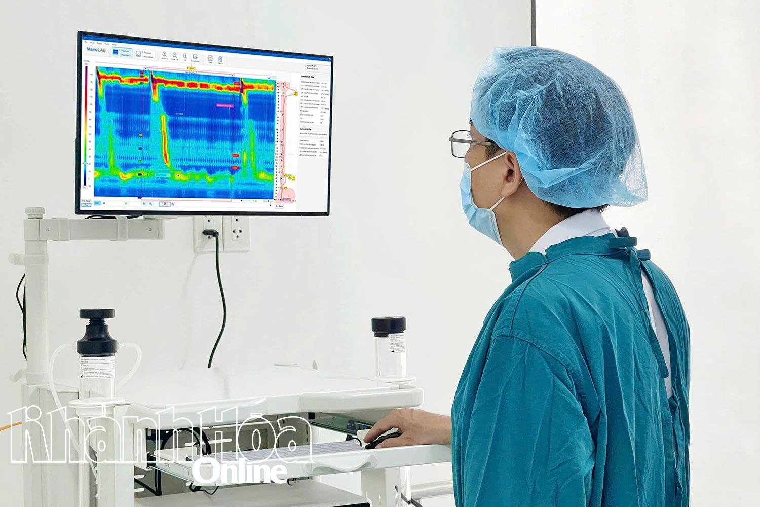 Bác sĩ Bệnh viện 22-12 sử dụng máy HRIM kiểm tra cho bệnh nhân.