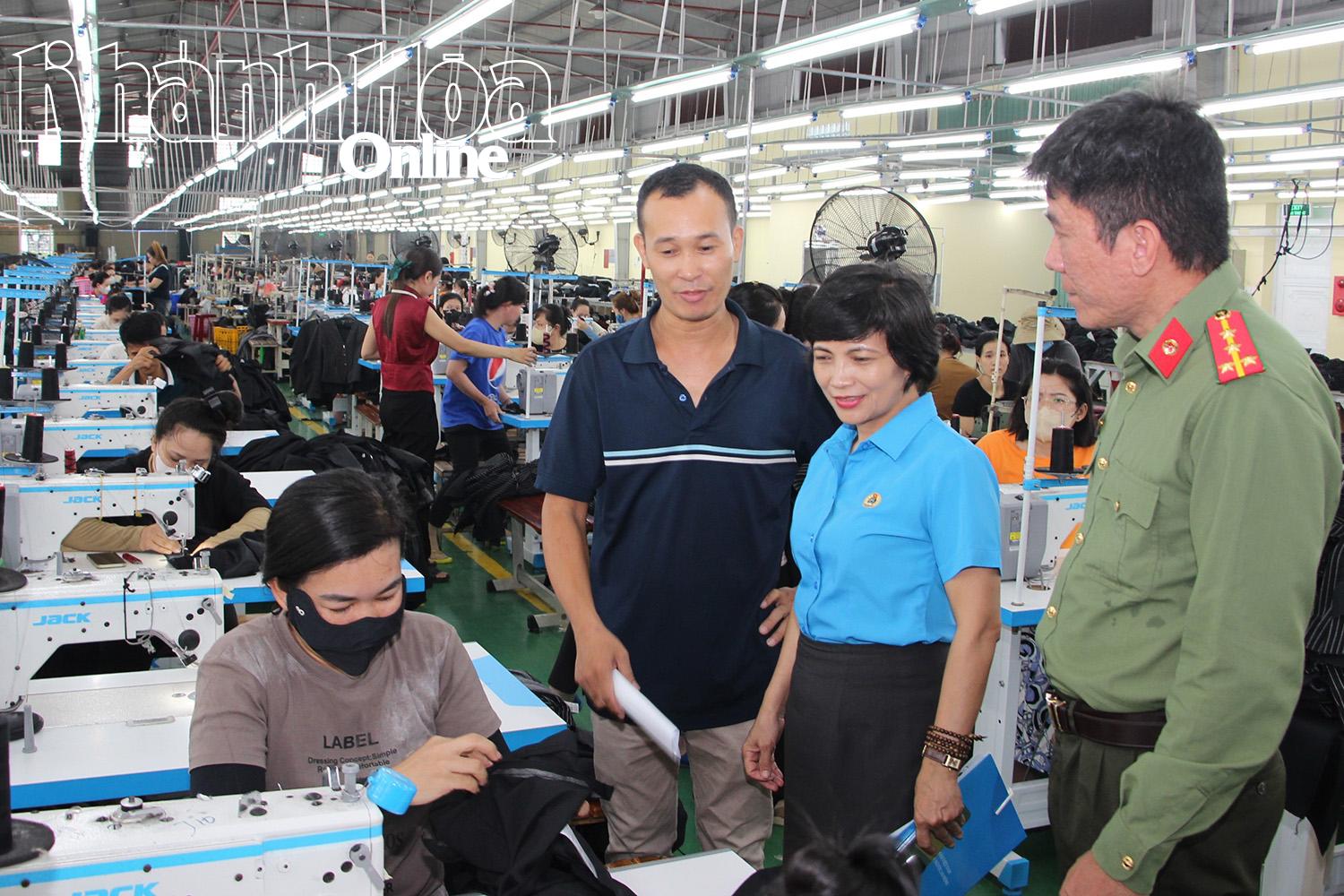 Lãnh đạo Liên đoàn Lao động tỉnh nắm bắt tình hình việc làm, thu nhập của người lao động tại Công ty TNHH Phú Khang Phan Rang.