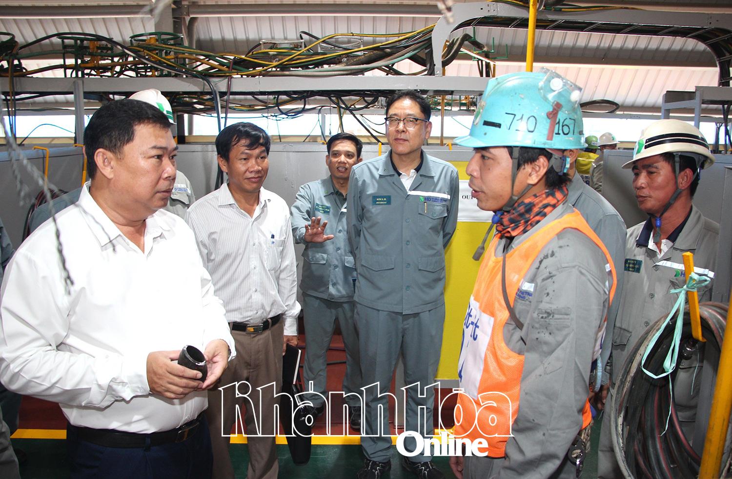 Lãnh đạo Sở Nội vụ và Công ty TNHH Đóng tàu HD Hyundai Việt Nam động viên công nhân tham gia hội thi thợ giỏi.