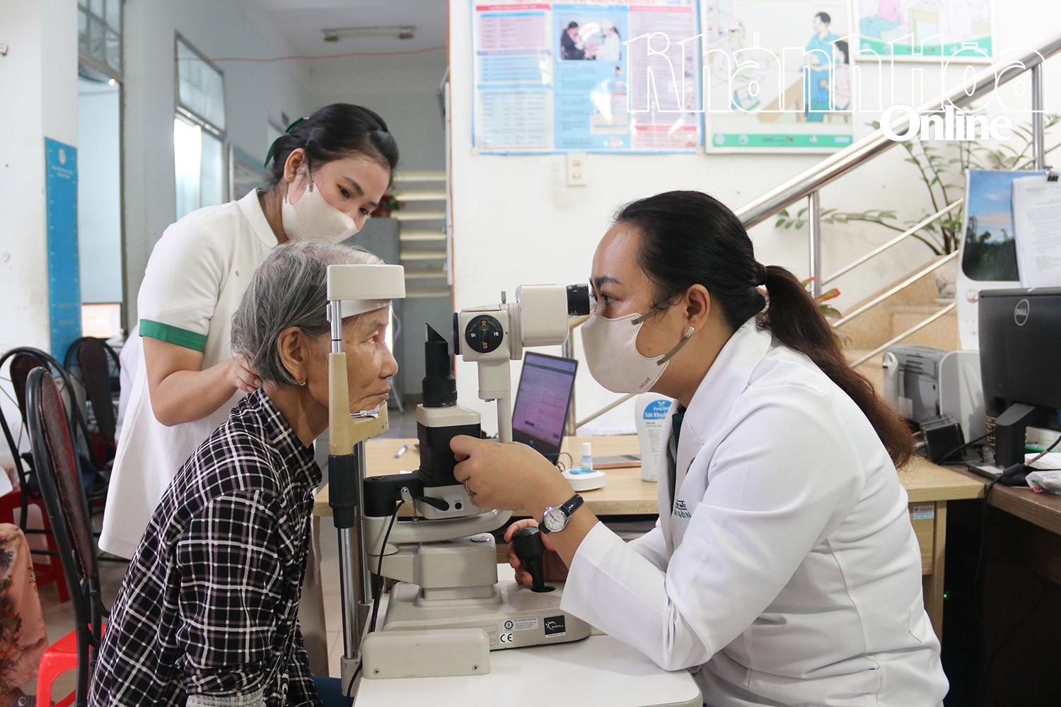 Bác sĩ khám mắt cho người cao tuổi ở xã Suối Dầu.
