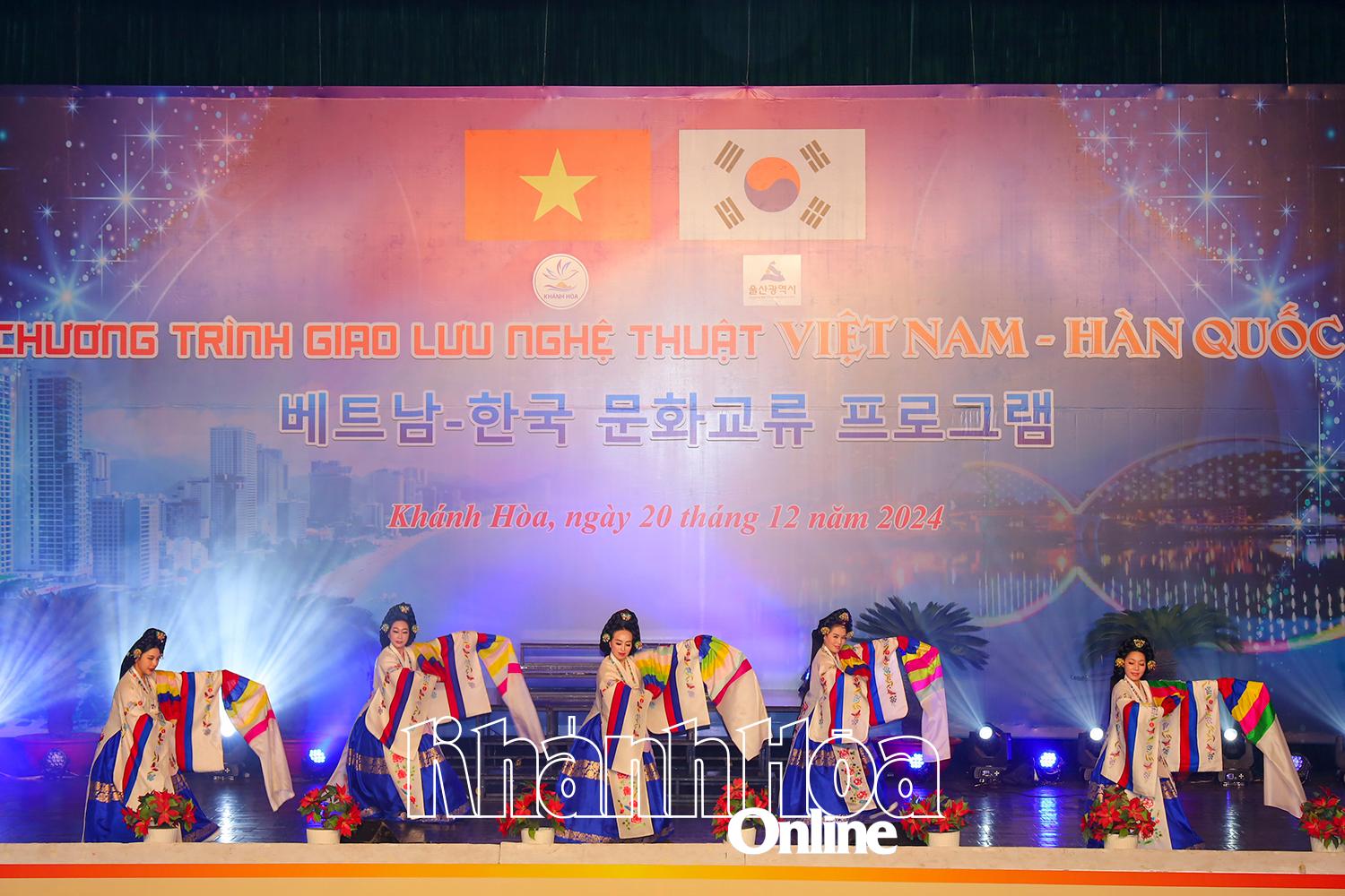 Nghệ sĩ Hàn Quốc biểu diễn trong chương trình Giao lưu nghệ thuật Việt Nam - Hàn Quốc.
