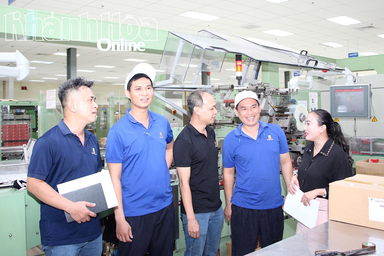 Cán bộ Công đoàn cơ sở Nhà máy Thuốc lá Khatoco thăm hỏi, nắm bắt tình hình tâm tư, nguyện vọng đoàn viên, người lao động.
