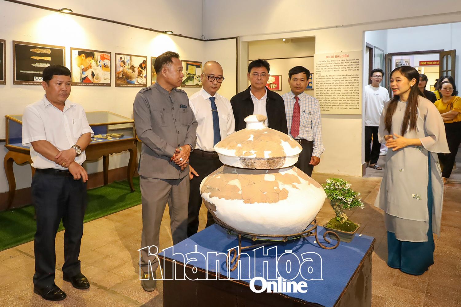 Viên chức Bảo tàng tỉnh Khánh Hòa giới thiệu về các hiện vật cho khách tham quan.
