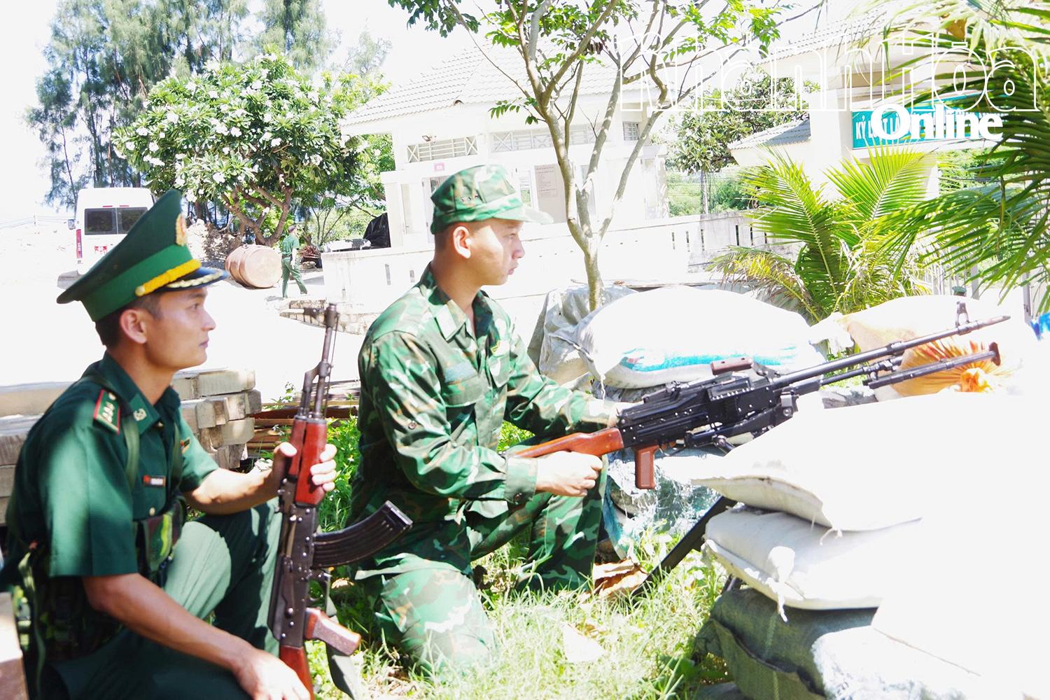 Cán bộ, chiến sĩ luyện tập phương án chiến đấu bảo vệ địa bàn.
