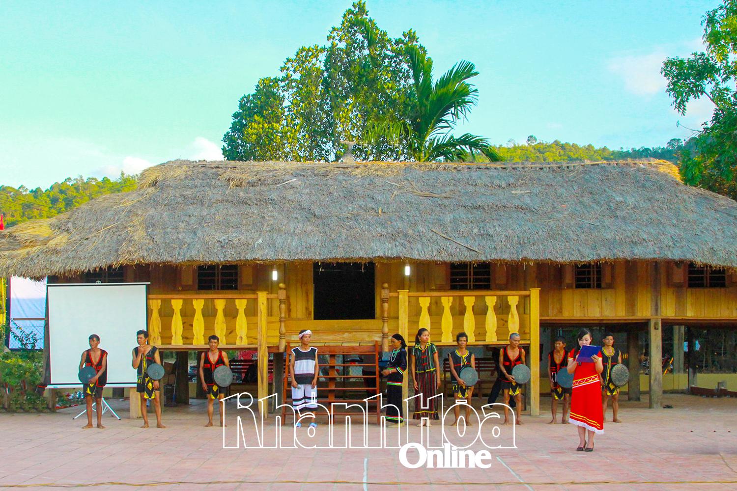 Nhà dài truyền thống thôn Hòn Dung - nơi thường diễn ra các hoạt động văn hóa cộng đồng của người dân địa phương.
