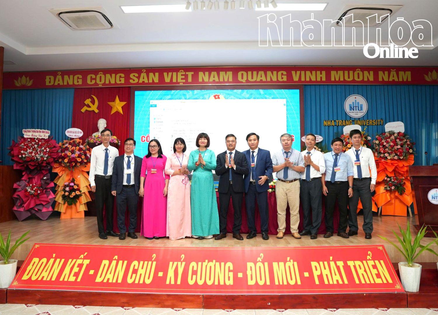 Ban chấp hành Công đoàn trường nhiệm kỳ 2025-2030 ra mắt đại hội.
