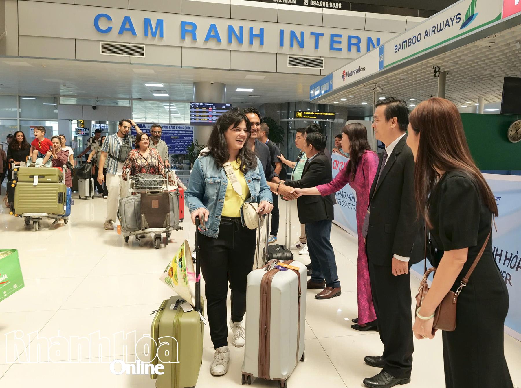 Lãnh đạo Trung tâm Xúc tiến Đầu tư, Thương mại và Du lịch Khánh Hòa và các đại biểu chào đón đoàn famtrip Ấn Độ.
