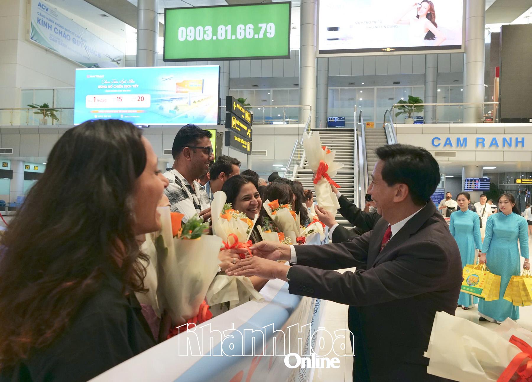 Lãnh đạo Sở Văn hóa, Thể thao và Du lịch tặng hoa chào mừng đoàn famtrip Ấn Độ.
