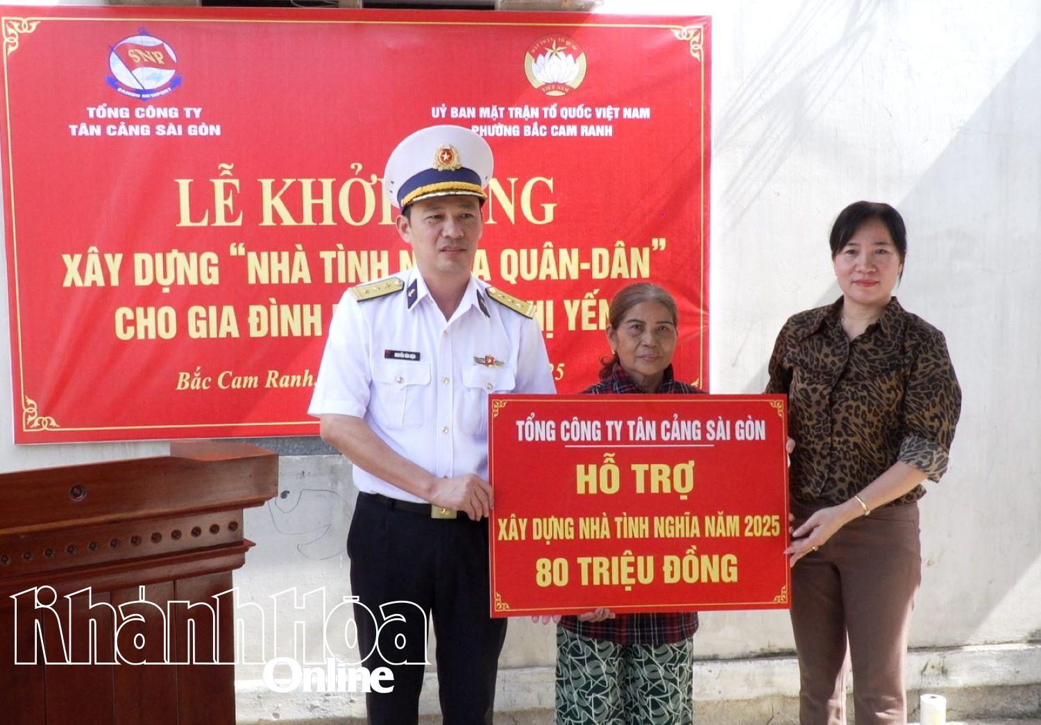 Lãnh đạo Tổng Công ty Tân Cảng Sài Gòn trao bảng tượng trưng hỗ trợ xây dựng nhà tình nghĩa cho gia đình bà Nguyễn Thị Yến.