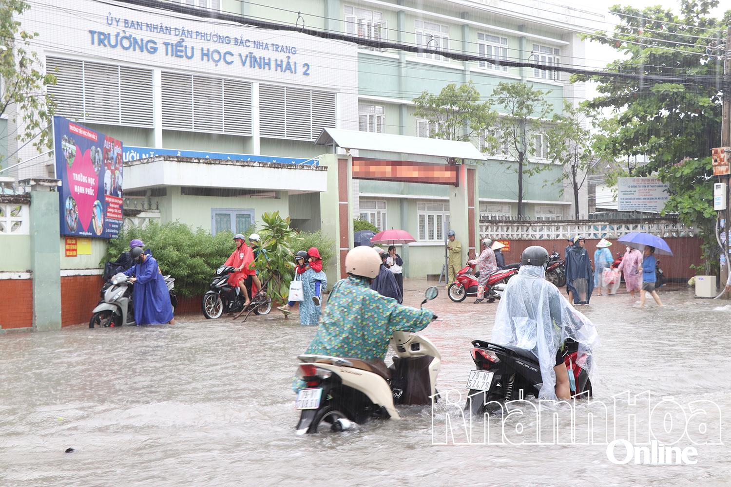Mưa ngập khu vực trước Trường Tiểu học Vĩnh Hải 2 (phường Bắc Nha Trang). Ảnh: Hoàng Dung.
