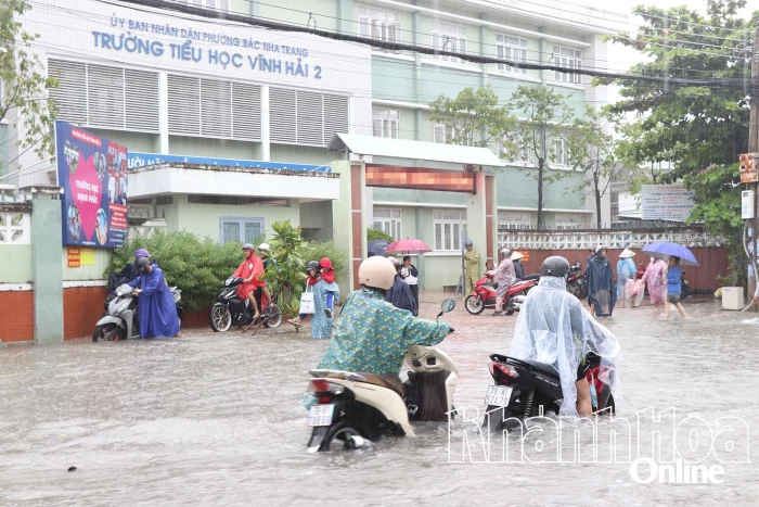 Mưa lớn, các trường chủ động cho học sinh nghỉ học