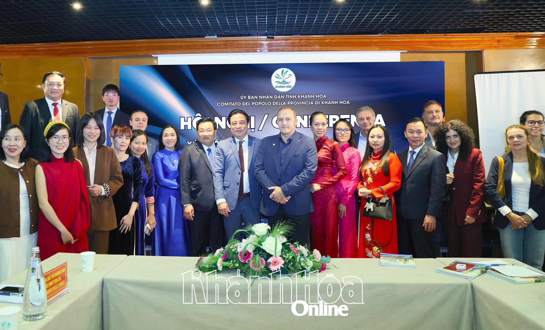 Chủ tịch UBND tỉnh Nguyễn Khắc Toàn cùng thành viên đoàn công tác chụp ảnh lưu niệm với đại biểu dự hội nghị. 
