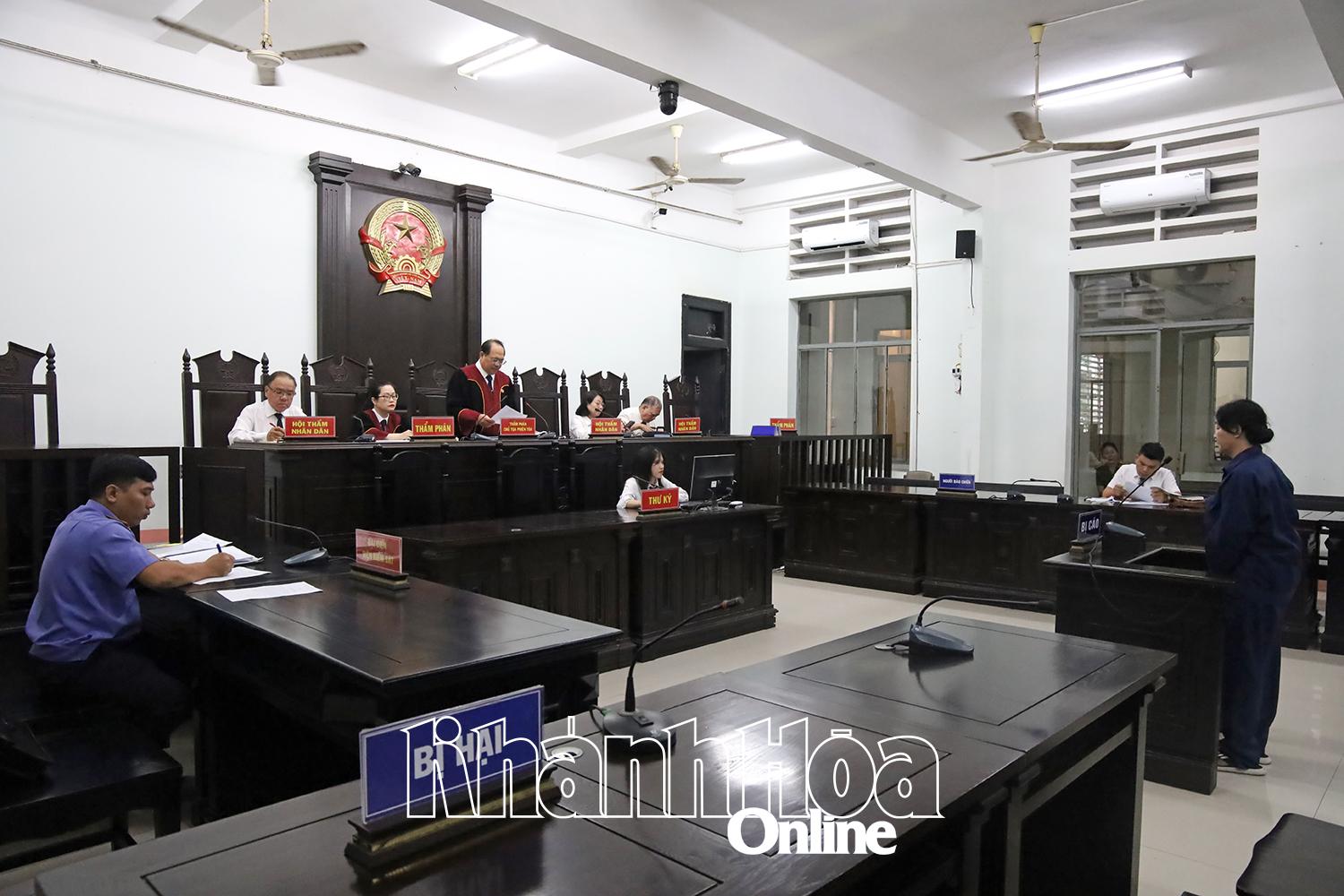 Tòa tuyên án.