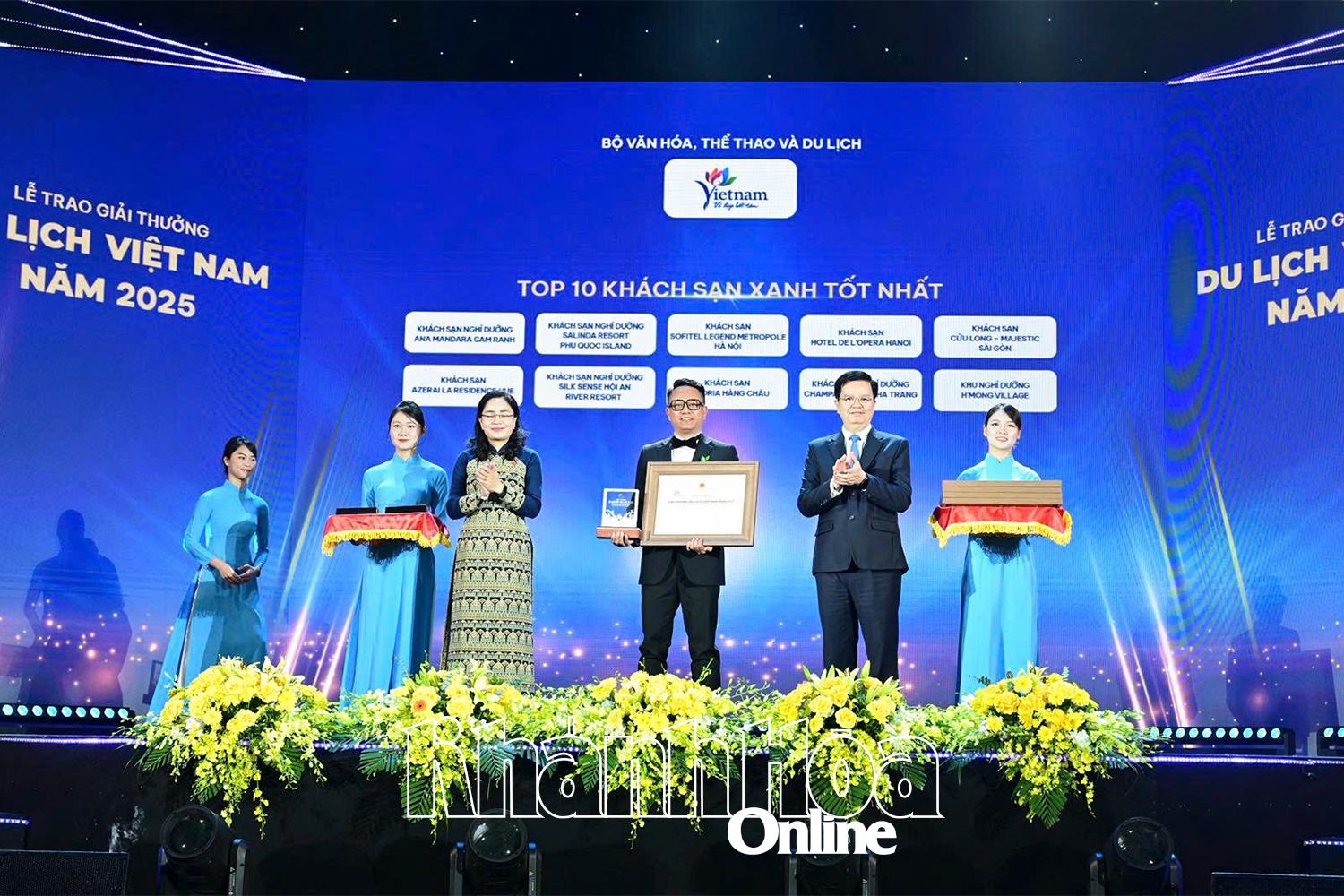 Ông Lê Đại Hải - Tổng quản lý Ana Mandara Cam Ranh nhận giải Top 10 Khách sạn Xanh tốt nhất Việt Nam.
