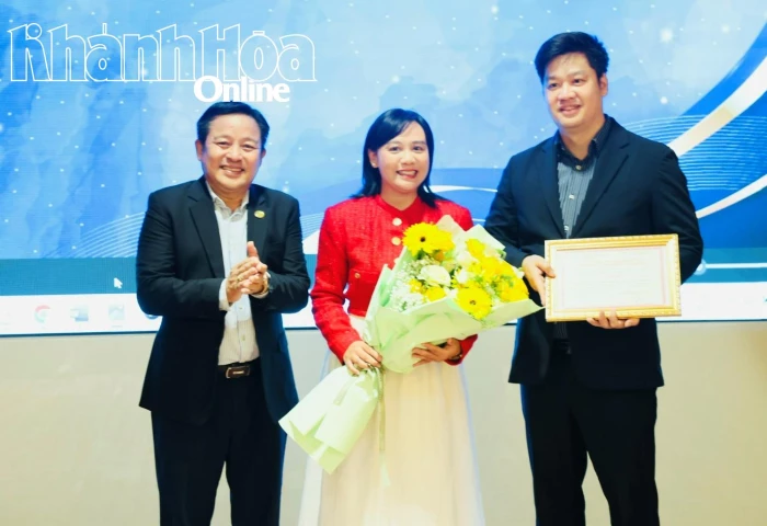 Hiệp hội Du lịch Nha Trang - Khánh Hòa trao chứng nhận hội viên mới cho Công ty Cổ phần Vias Vân Phong Resort