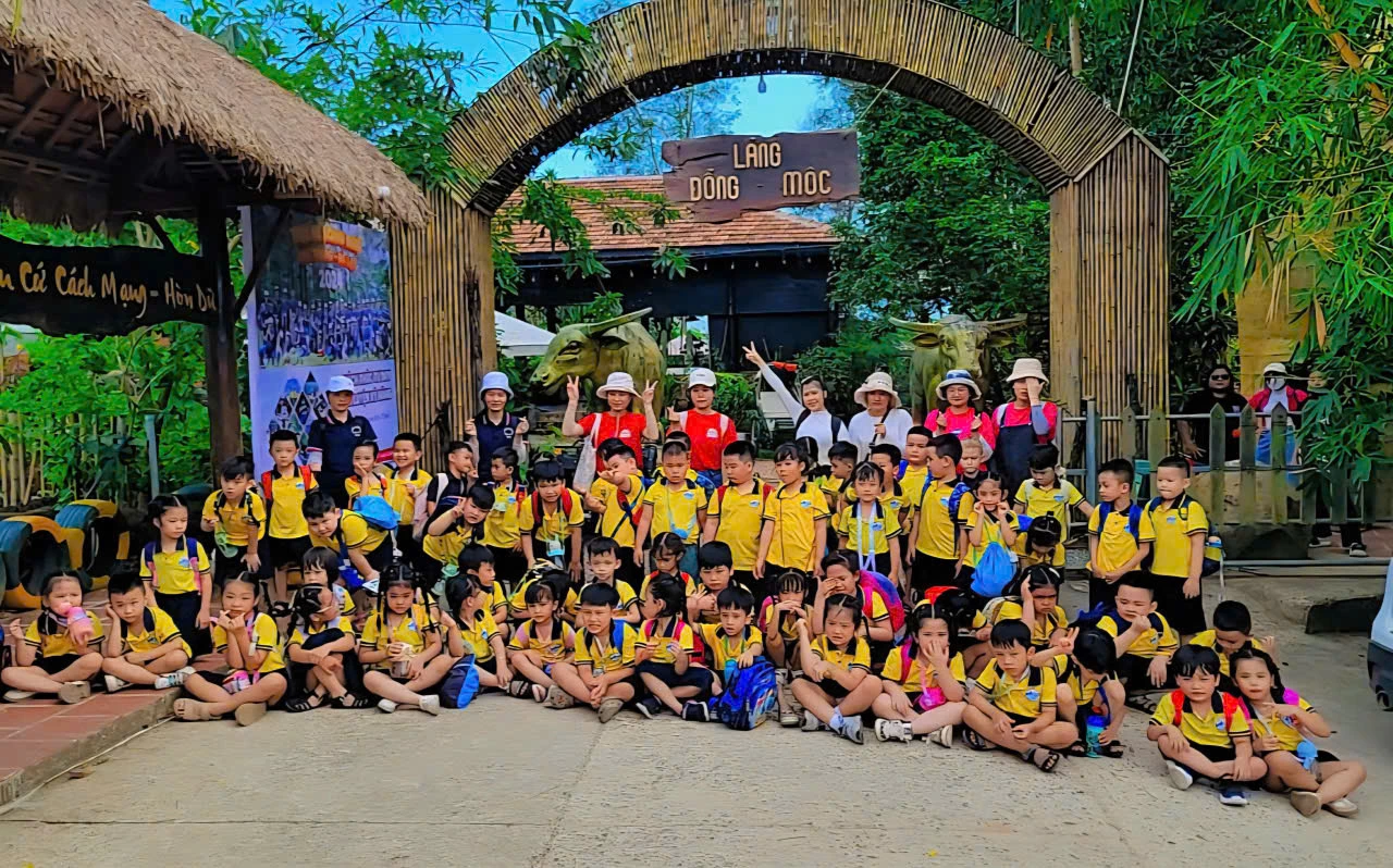 Du khách tham quan làng du lịch sinh thái Đồng Mộc (xã Diên Lâm).