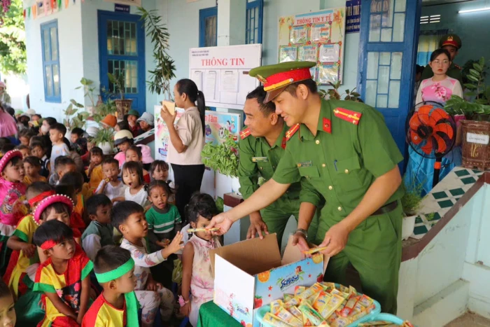 Tặng 520 phần quà Trung thu cho thiếu nhi xã Công Hải