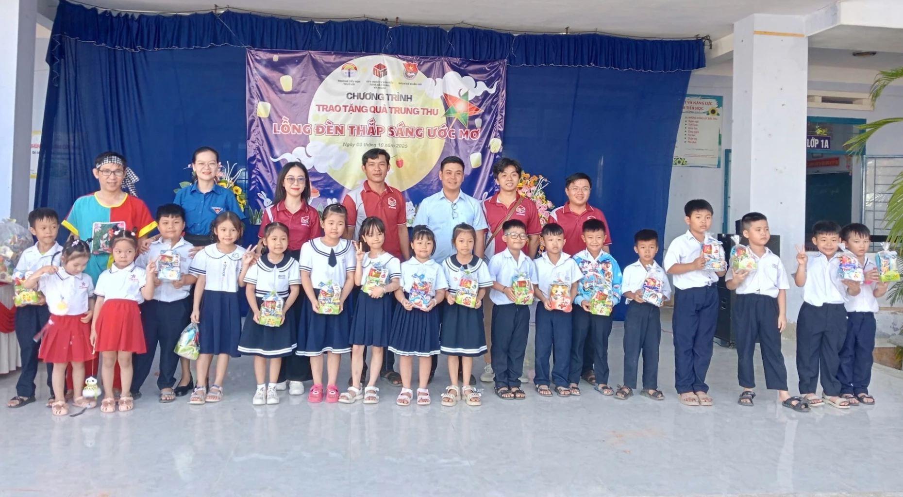 Đại diện Ban tổ chức trao quà cho các học sinh.