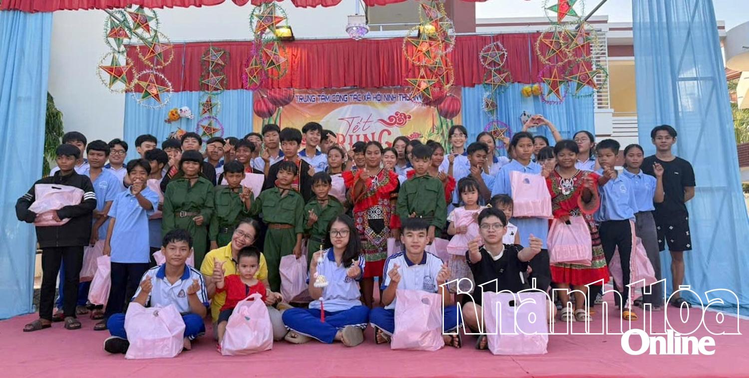 Đại diện lãnh đạo Trung tâm Công tác xã hội Ninh Thuận cơ sở 1 (phường Phan Rang) trao quà cho các em.