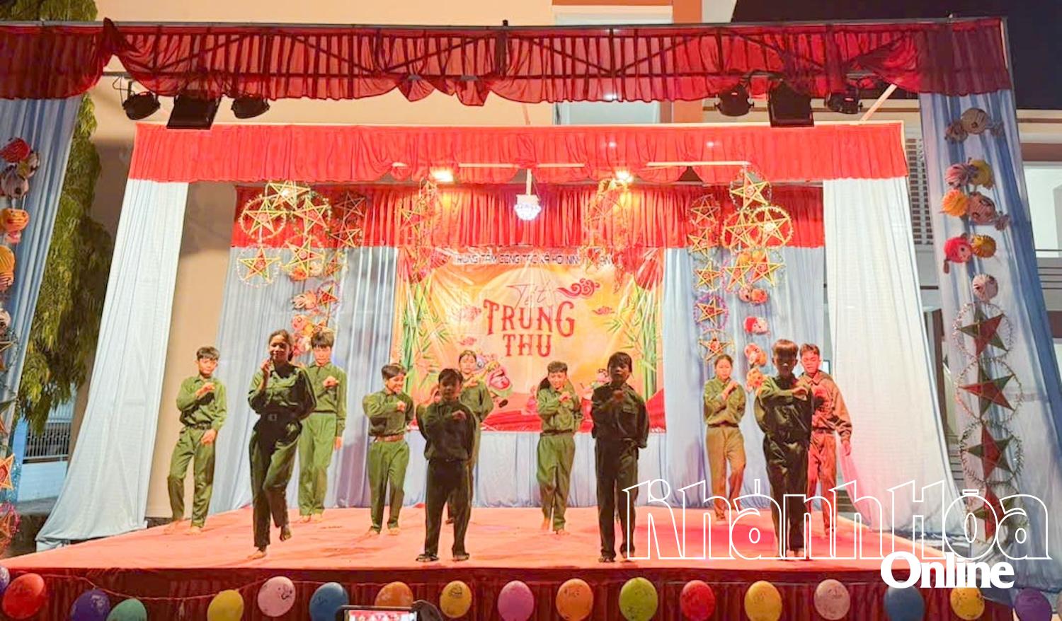 Tiết mục văn nghệ do các em ở Trung tâm biểu diễn.