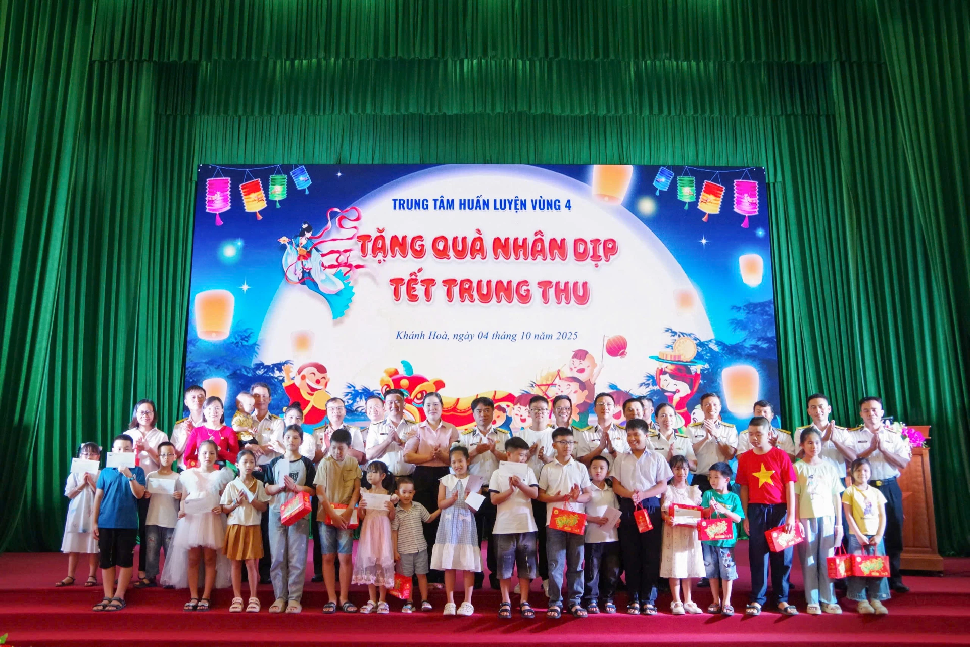 Chỉ huy trung tâm trao quà cho các thiếu nhi.