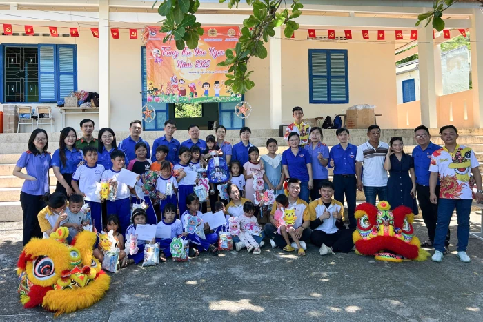 Trao quà Trung thu cho thiếu nhi ở các điểm đảo phường Nha Trang