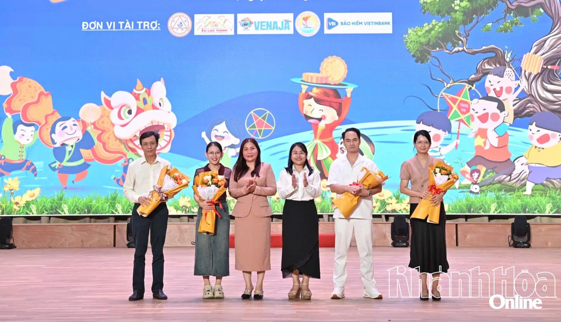 Các đại biểu tặng hoa tri ân đến các doanh nghiệp.