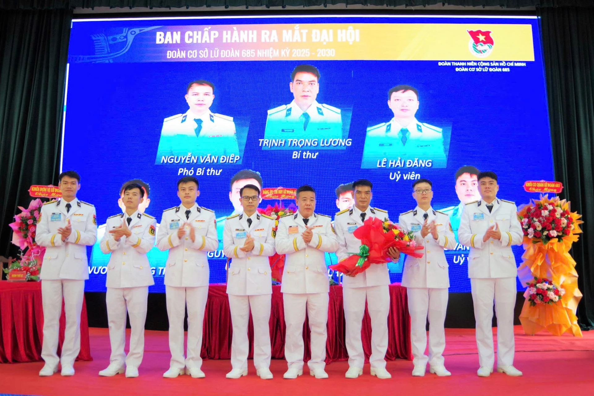 Thủ trưởng Lữ đoàn tặng hoa chúc mừng Ban Chấp hành Đoàn cơ sở nhiệm kỳ mới.