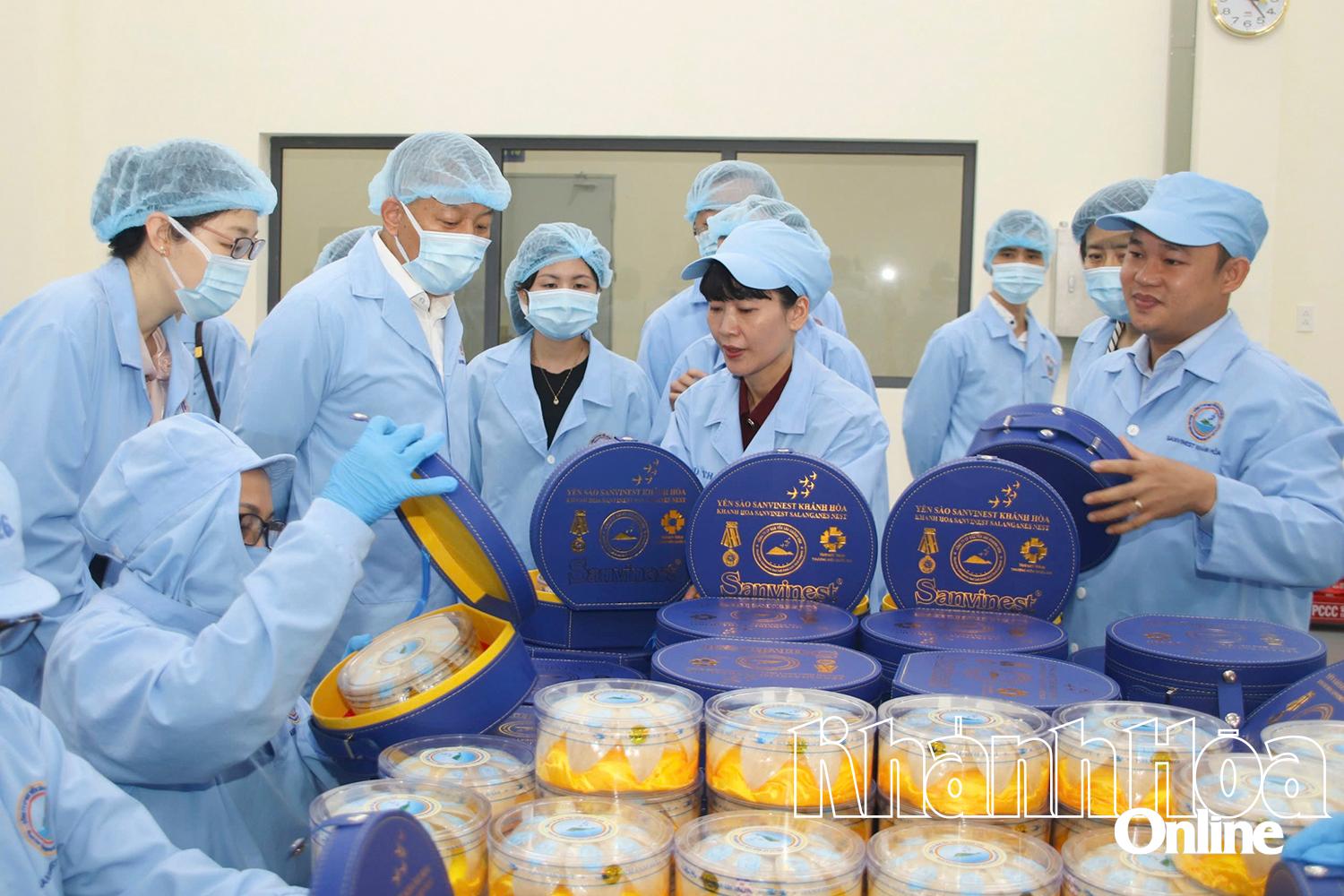 Doanh nghiệp Khánh Hòa đồng hành phát triển kinh tế và an sinh xã hội. (Trong ảnh: Lãnh đạo Sanvinest Khánh Hòa giới thiệu các sản phẩm yến sào cao cấp cho doanh nghiệp nước ngoài).