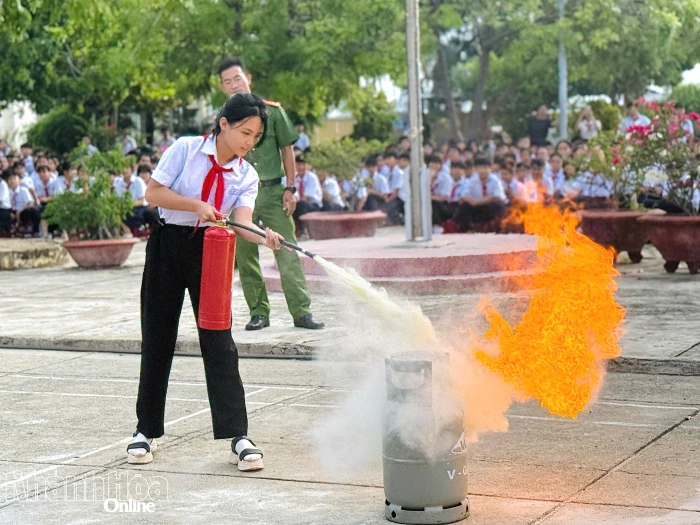 Phường Đông Ninh Hòa: Trang bị kỹ năng phòng cháy, chữa cháy cho giáo viên, học sinh