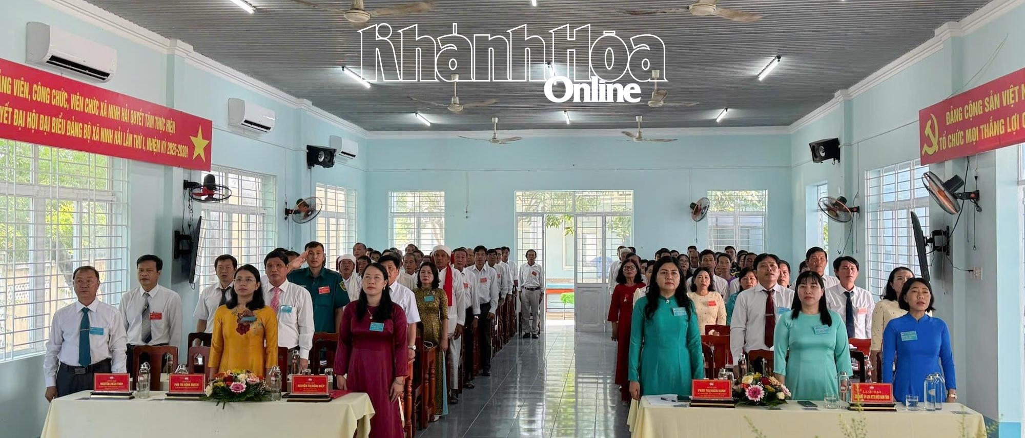 Các đại biểu thực hiện nghi thức chào cờ.