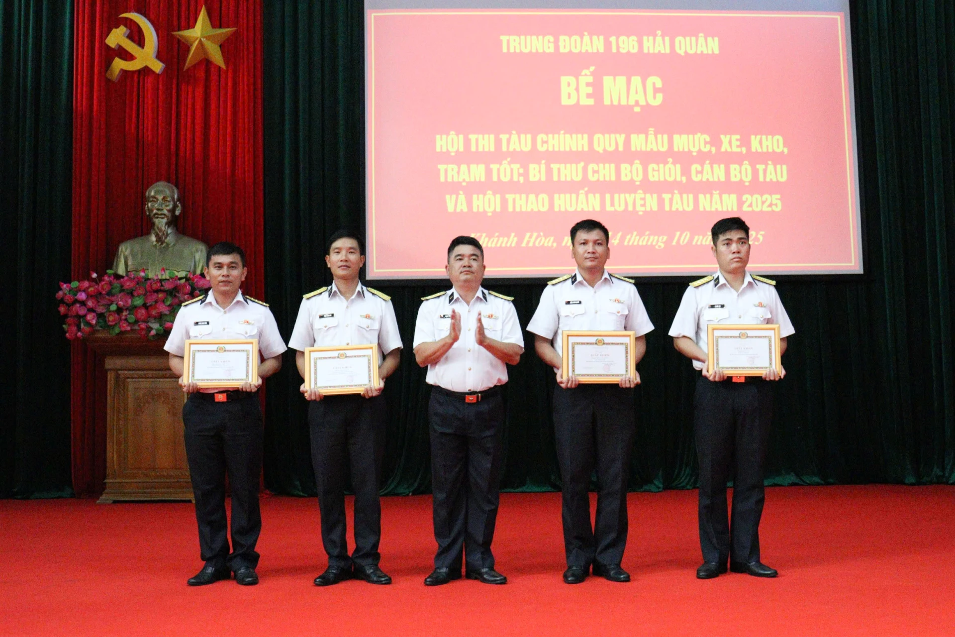 Trao giải cho các tập thể, cá nhân có thành tích cao.