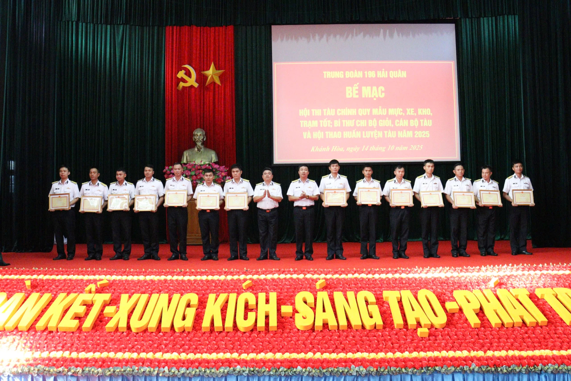 Thủ trưởng Trung đoàn trao thưởng các tập thể, cá nhân có thành tích tốt trong hội thi, hội thao