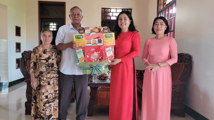 Lãnh đạo Ủy ban MTTQ Việt Nam tỉnh Khánh Hòa thăm các cá nhân tiêu biểu nhân dịp Lễ hội Katê