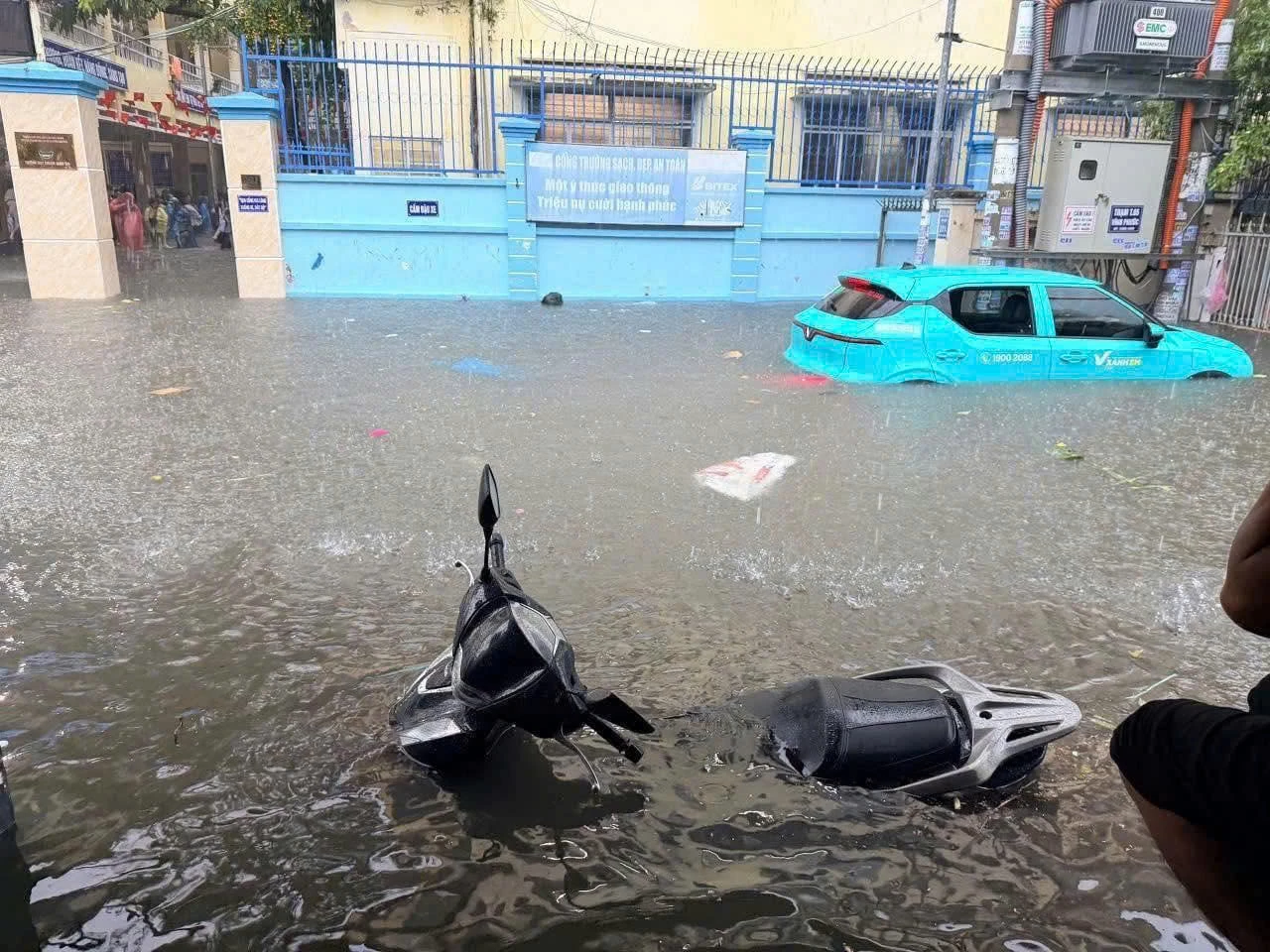 Đoạn đường qua Trường THCS Nguyễn Khuyến (phường Bắc Nha Trang) bị ngập sâu. (Ảnh do bạn đọc cung cấp)