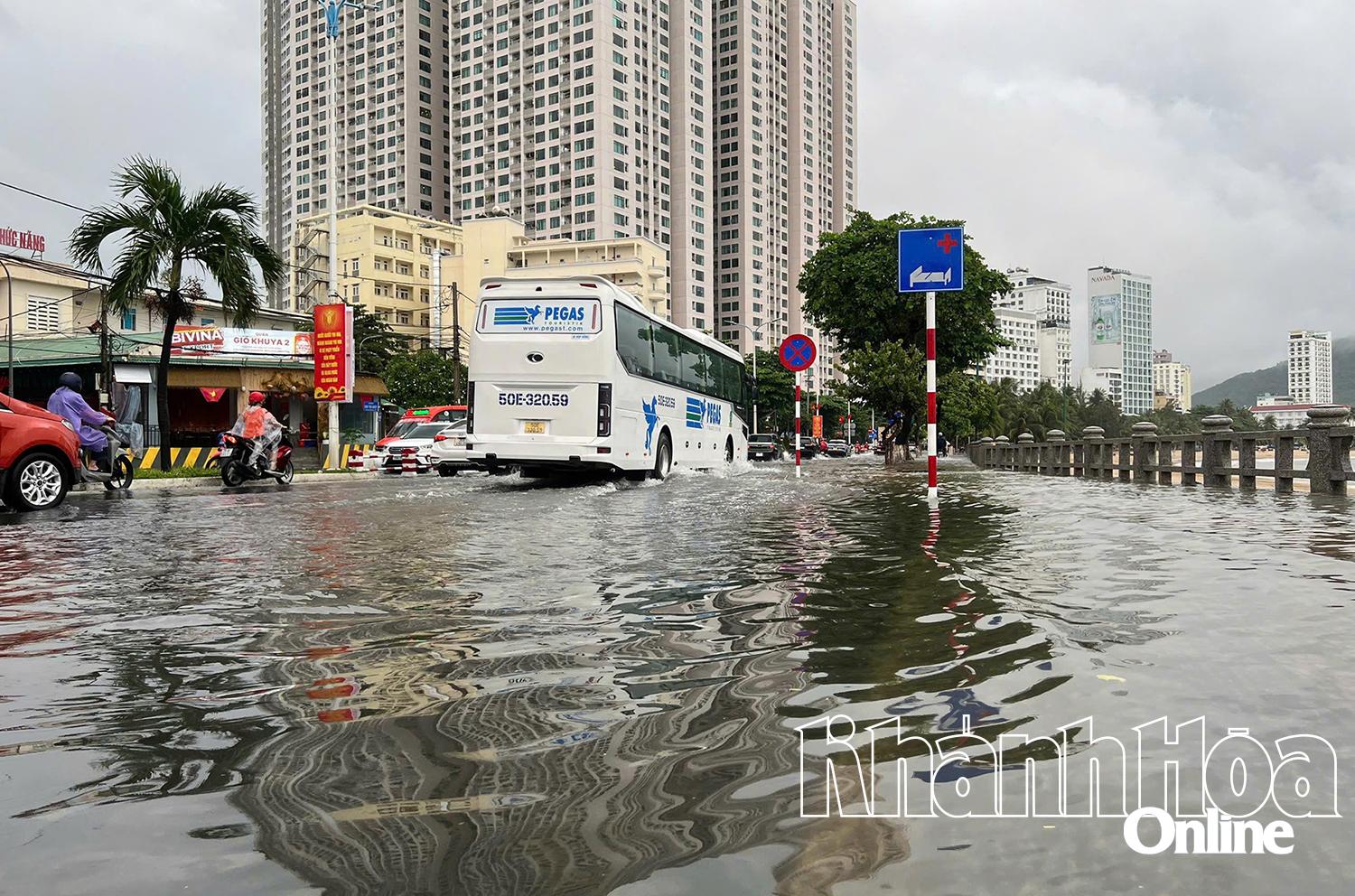 Đường Phạm Văn Đồng (phường Bắc Nha Trang) nước ngập tràn lên cả vỉa hè.
