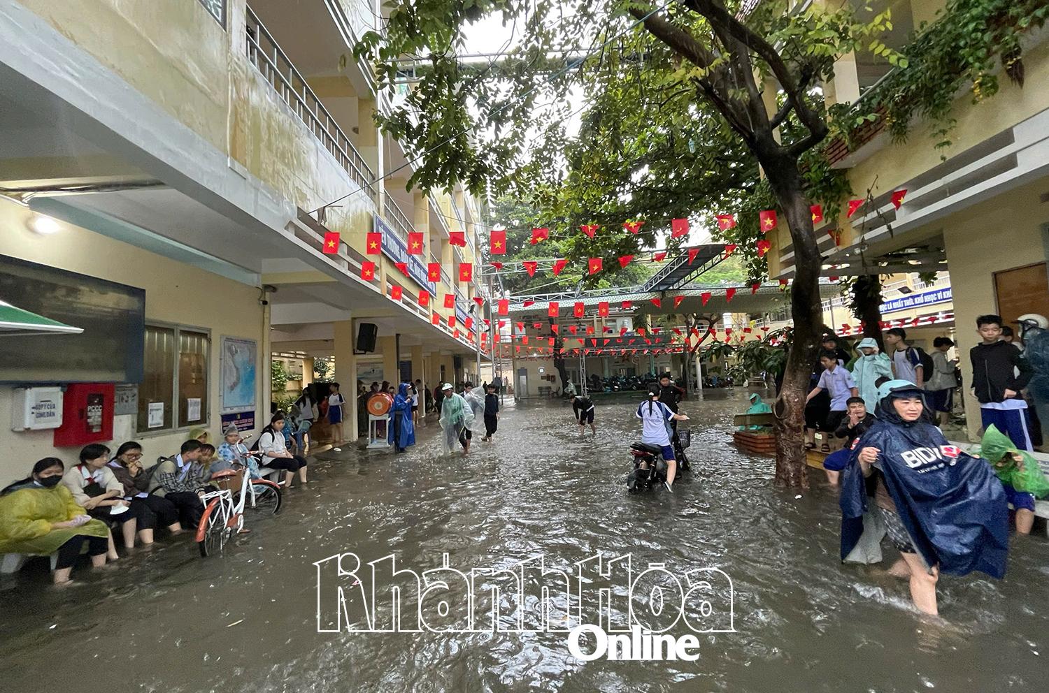 Sân trường THCS Nguyễn Khuyến bị ngập sâu.
