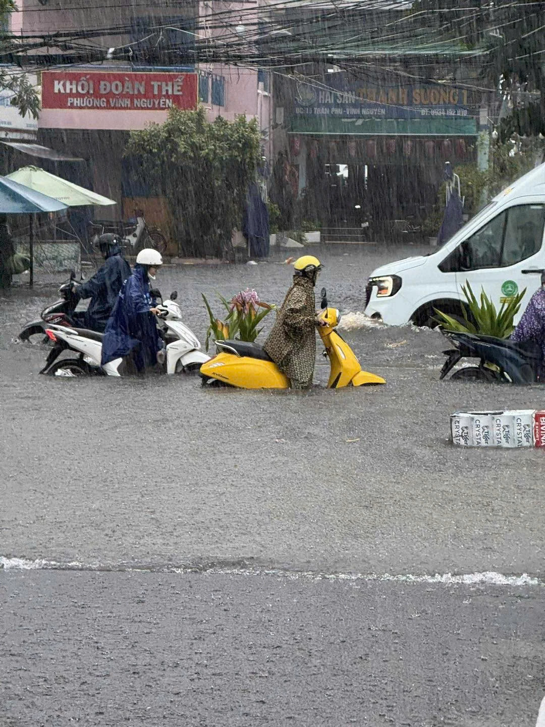  đường Trần Phú (khu vực Vĩnh Nguyên cũ) , phường Nha Trang cũng bị ngập . Ảnh do bạn đọc cung cấp