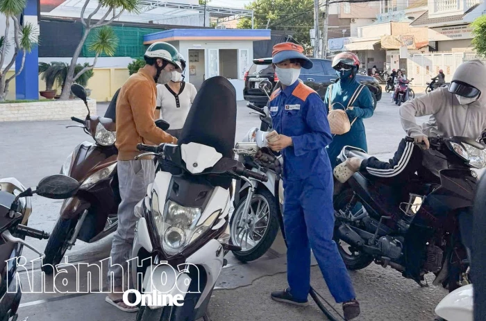 Giá xăng tăng, dầu giảm