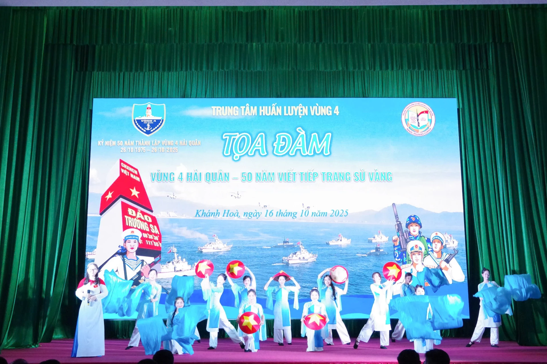 Tiết mục văn nghệ tại tọa đàm.