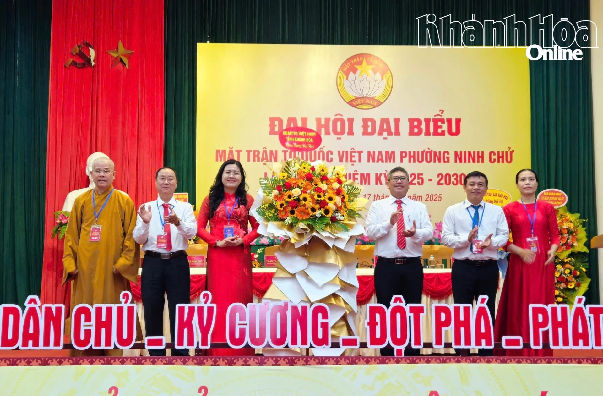Lãnh đạo Uỷ ban MTTQ Việt Nam tỉnh tặng hoa chúc mừng Uỷ ban MTTQ Việt Nam phường Ninh Chử, nhiệm kỳ 2025 - 2030.

