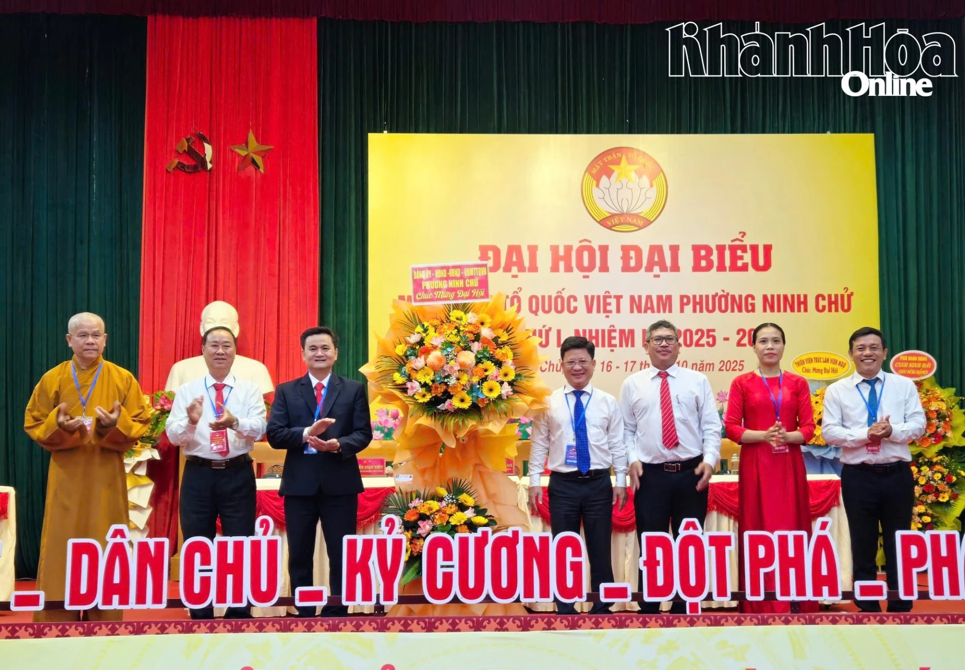 Lãnh đạo Đảng uỷ, UBND phường Ninh Chử tặng hoa chúc mừng Uỷ ban MTTQ Việt Nam phường, nhiệm kỳ 2025 - 2030.

