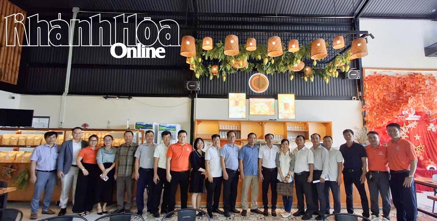 Đoàn công tác tham quan và chụp hình lưu niệm tại mô hình phát triển sản phẩm OCOP tại Công ty cổ phần CamLamOnline (xã Cam Lâm).