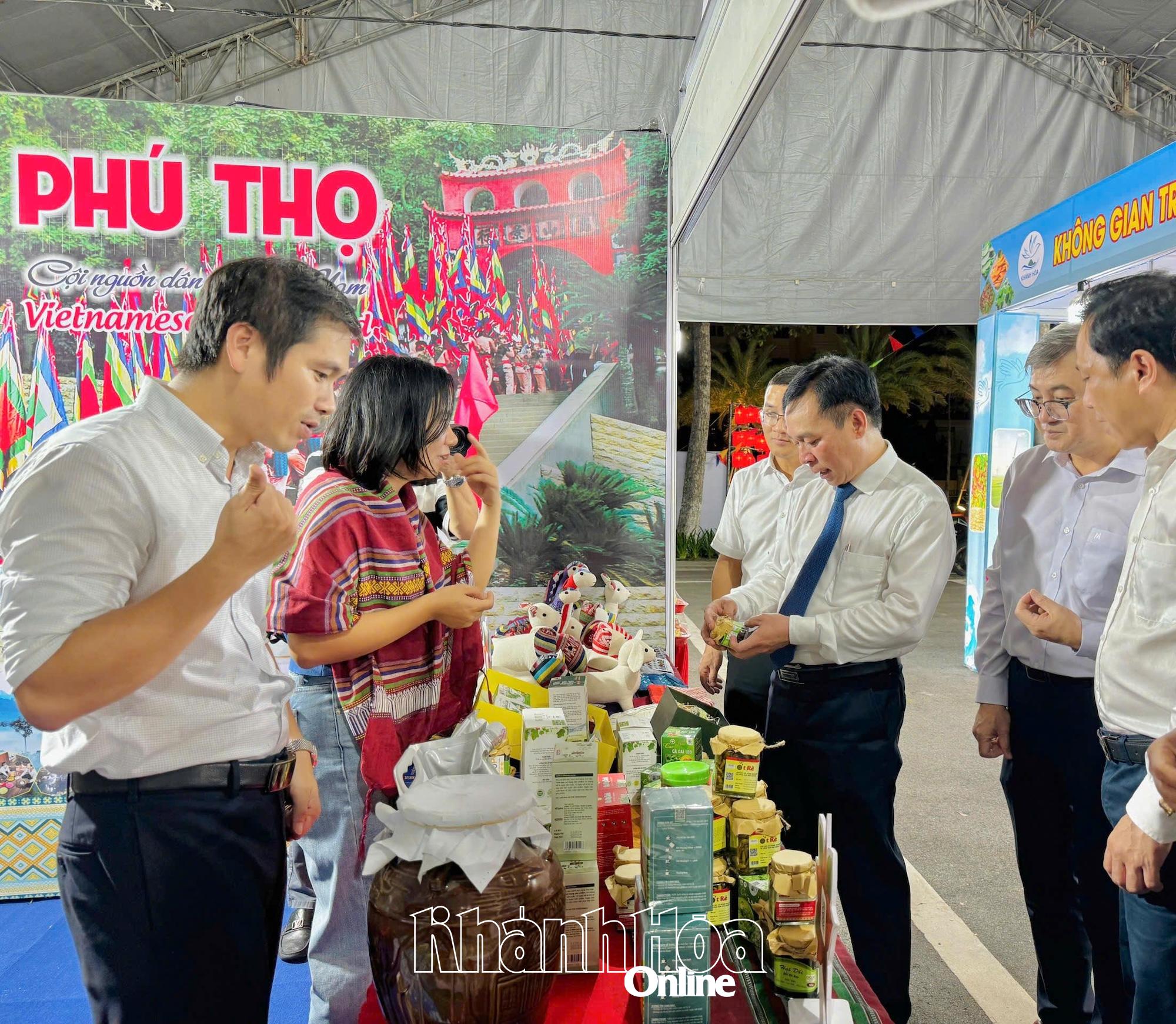 Lãnh đạo Trung tâm Xúc tiến Đầu tư, Thương mại và Du lịch Khánh Hòa tham quan gian hàng tỉnh Phú Thọ tại hội chợ.