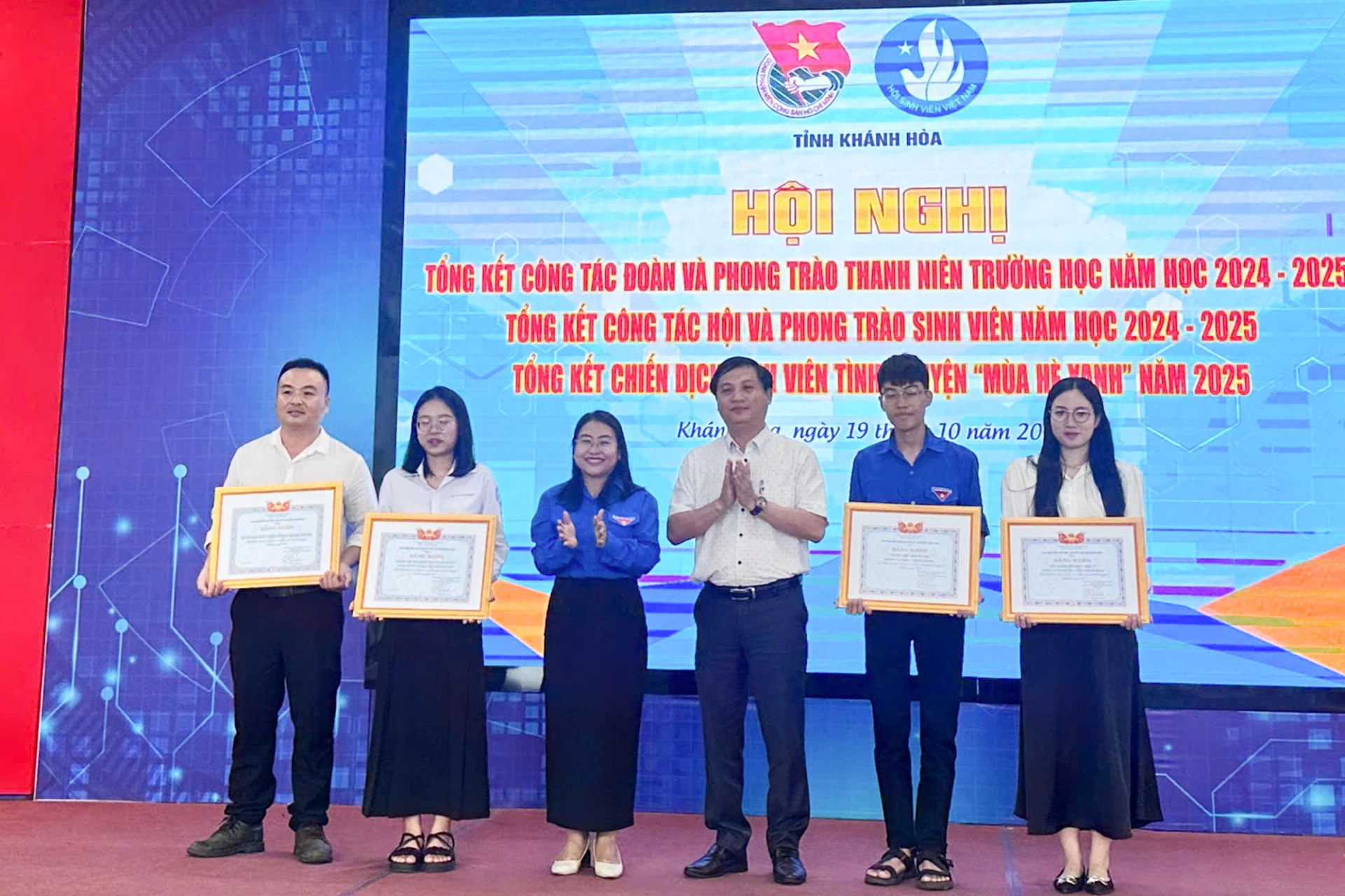 Tỉnh đoàn - Hội Sinh viên Việt Nam tỉnh khen thưởng tập thể đạt thành tích xuất sắc trong Chiến dịch sinh viên tình nguyện “Mùa hè xanh 2025”.
