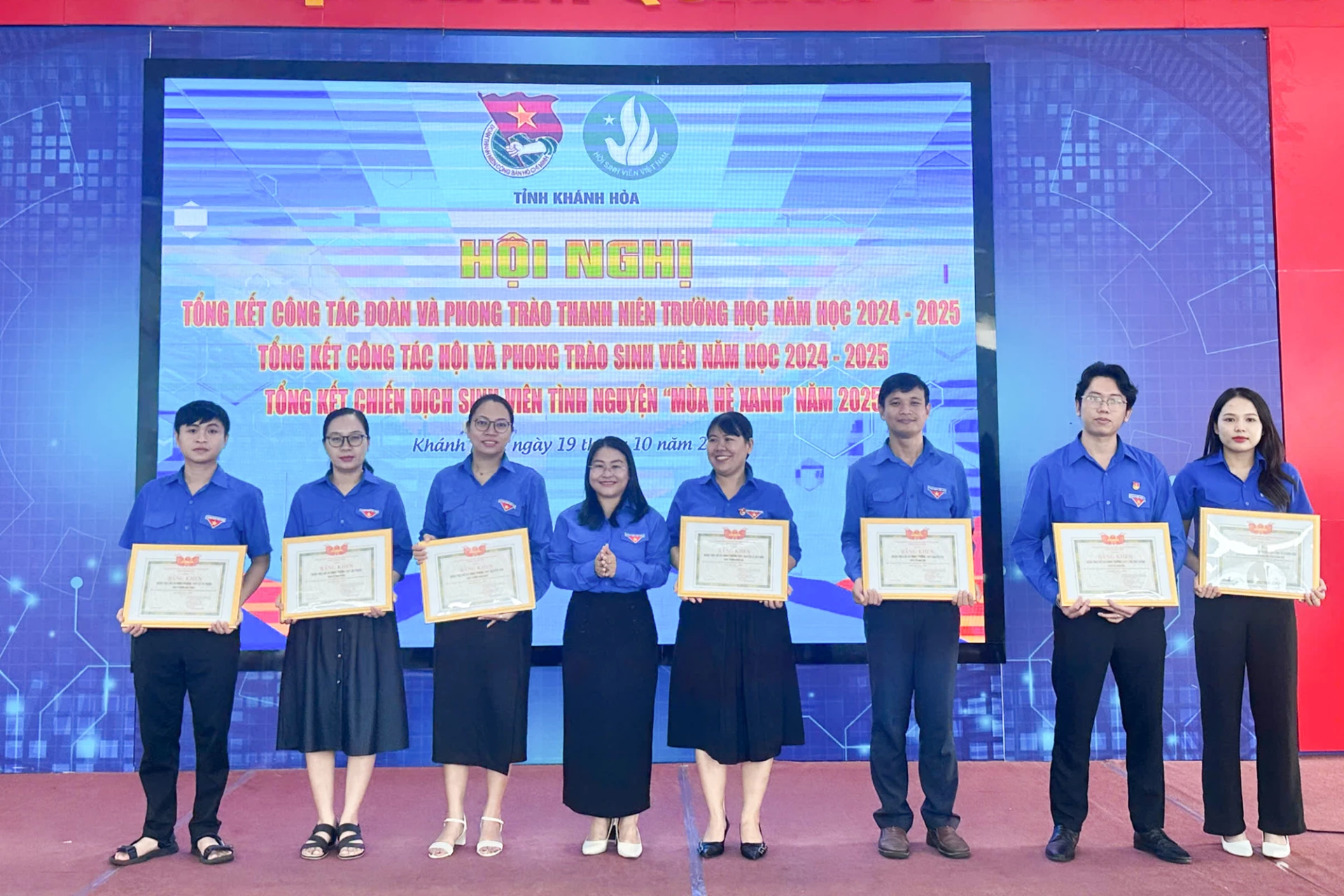 Các tập thể đạt thành tích xuất sắc trong công tác đoàn và phong trào thanh niên nhận bằng khen của Tỉnh đoàn.
