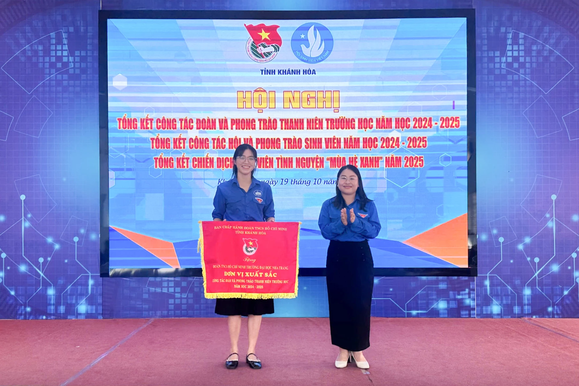 Lãnh đạo Tỉnh đoàn trao cờ thi đua xuất sắc trong công tác đoàn và phong trào thanh niên trường học năm học 2024 - 205.
