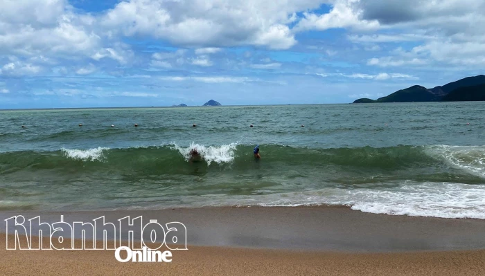 Cảnh báo sóng lớn, lưu ý đảm bảo an toàn khi tham gia các hoạt động trên biển Nha Trang