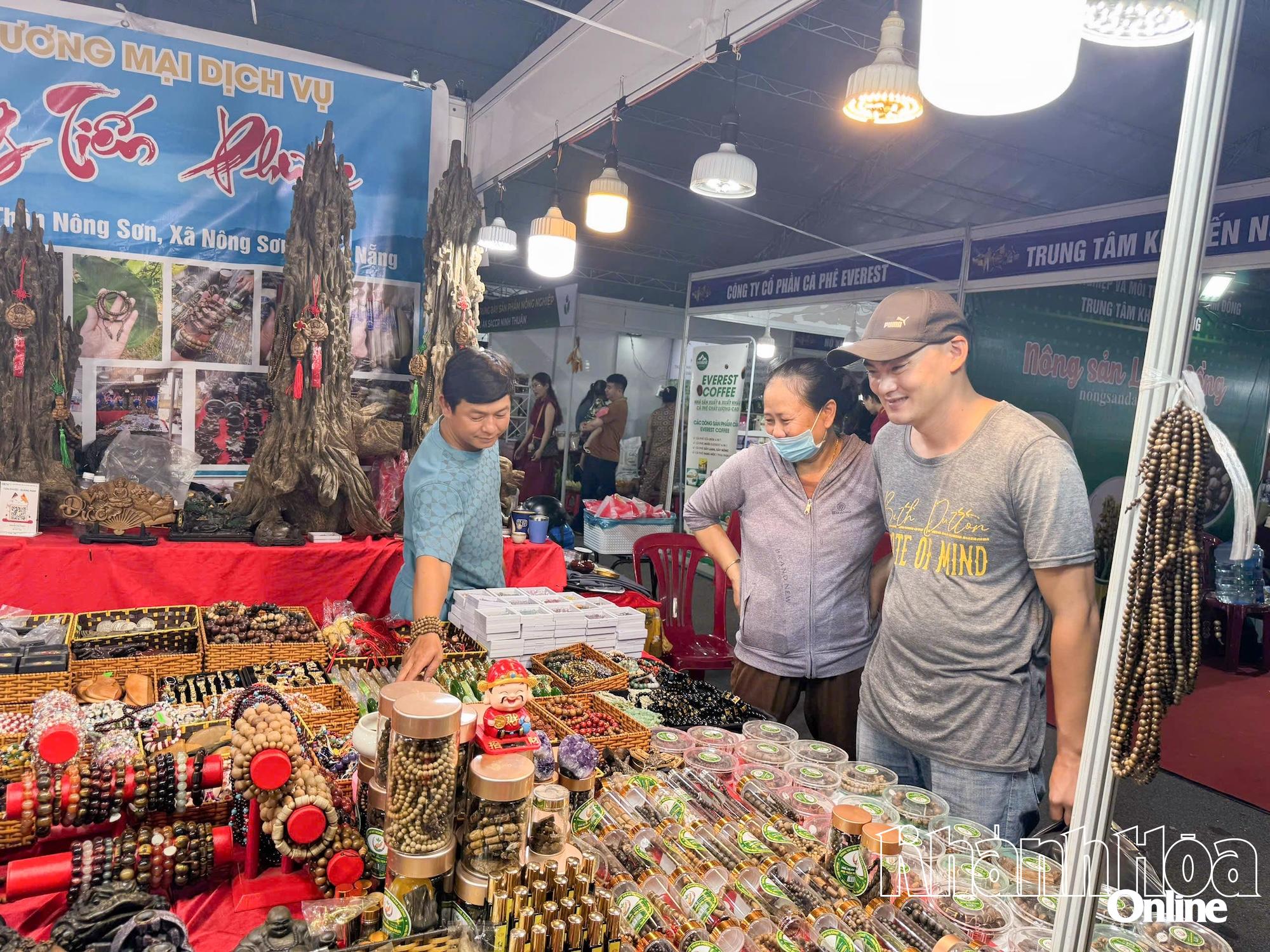 Khách hàng tham quan mua sắm tại hội chợ.